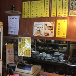 Gohanyabanchoushokudou - 調理場のカウンターで、注文する方式。レジ前におかずがいっぱい並べてあります。