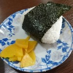 支那そば 佐川 - おにぎり。中身はおかかと小梅