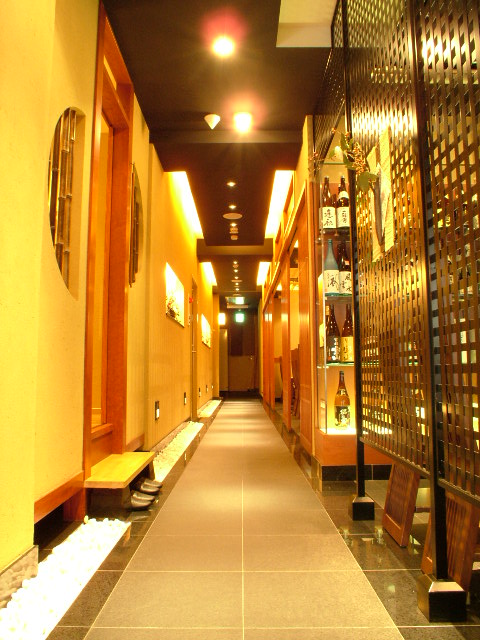 Loites レストラン 飲食店の検索 少し薄暗く大人の空間 街や まちや