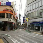 クラゲストア - この正面の道をまっすぐ行く