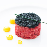 黒毛和牛のタルタルステーキとキャビア