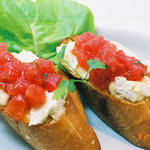カーヴ隠れや - カマンベールとトマトのブルスケッタ