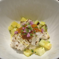 リョウリヤ ステファン パンテル - 鱧とカレー風味の水ナス、鱧の骨で出汁を取ったジュレと紫蘇の花