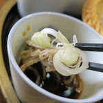 志美津や - 奥出雲横田産小そばせいろ蕎麦猪口を使って啜る