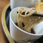 志美津や - 奥出雲横田産小そばせいろ蕎麦猪口を使って啜る
