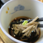 志美津や - 奥出雲横田産小そばせいろ蕎麦猪口を使って啜る