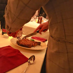 ベンジャミンステーキハウス 六本木 - お肉をカットしてもらってます♡