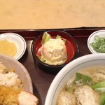 えびすや - ポテトサラダもうまい、小口のネギは食感が加わって良い、昔ながらの黄色いたくあんは最後にお茶と合わせると爽やか、どれにもきちんとした存在感があります！！　2017/08/02