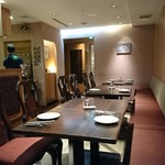 肉友 - 一番のりで来ました〜落ち着いた目の行き届く店内。