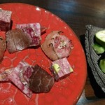 肉友 - 前菜の肉の盛り合わせと、青茄子とキュウリ。