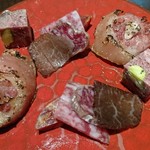 肉友 - 鹿のパテ、豚尾のフライ、豚のサラミ、豚ジャーキー等の盛り合わせ。
