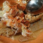 肉友 - 柔らか牛筋と蒟蒻、人参、大根を味噌味で。白ネギが香ります。