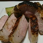 肉友 - 豚の骨付きロース炭火焼、夏野菜添え。薬味3種別皿付き。