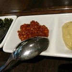 肉友 - 豚ロースの薬味3種別皿。
