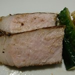 肉友 - 豚ロースは切り分けてあり脂が甘い！