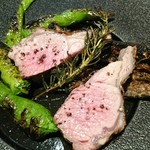 肉友 - 仔羊ローストの万願寺唐辛子、ローズマリー添え。