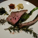 肉友 - 仔羊ローストの万願寺唐辛子添え、別皿薬味各種や岩塩をのせて合わせます。