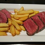 肉友 - 熊本県産赤牛肉炭火焼、フライドポテト、山葵添え。自家製マヨ別皿あり。