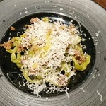 肉友 - 冷製バジル入り中華麺の牛ミンチかけ。