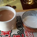 ダタール - ホットチャイとヨーグルト