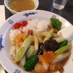 翠龍苑 - 税込756円のえび飯。ぷりっとした海老もダシのきいたあんも美味しい。スープはぬるい。