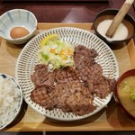 うまや - 牛たん麦とろろ定食(1350円)