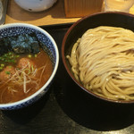 麺屋一燈 - 濃厚魚介つけ麺中盛880円（中盛＋50円）
            ※中盛＝麺300g