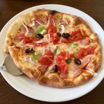 Trattoria & Pizza Banzo - ソーセージ、そら豆、オニオン、トマトのピザ(Sサイズ/1,080円)