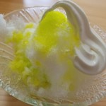 Kakigoori Ya San - ソフトクリームのせかき氷(青りんご) 380円