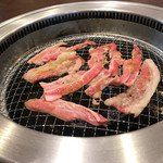 焼肉 宝島 - お値打ちランチのカルビ 焼いてるとこだよ〜♪