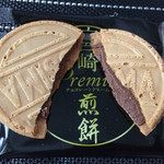 お菓子の日進堂 - プレミアムチョコレートクリームせんべい割った