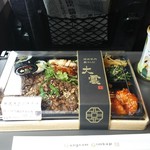 Deun - 韓国焼肉三昧弁当 1,500円、とうもろこしのひげ茶 154円♪