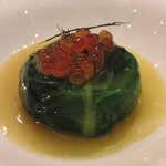 フレンチレストラン ミクニ サッポロ - 【2011年3月訪問時】ホタテ貝のレタス包み～イクラ添え～サフランの薫り