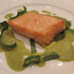 フレンチレストラン ミクニ サッポロ - 【2011年3月訪問時】サーモンのエスカロップ～すかんぽ（柑橘系の葉）風味