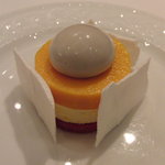 フレンチレストラン ミクニ サッポロ - 【2011年3月訪問時】三種のシャーベットとアイスクリーム～ビックリショコラソース