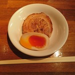 喜元門 - サービスしていただいたバラチャーシューと味玉1/2