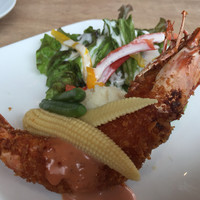 キッチン 大宮 MARK IS みなとみらい店 - 海老フライ一本セットの海老フライとサラダ