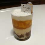 ショコラトリー・パティスリー ソリリテ - まろやかなバニラムースにフルーティなマンゴーコンポート、ラム酒染み込むブリオッシュショコラ