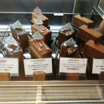 ショコラトリー・パティスリー ソリリテ - 夏でもちゃんと濃厚なチョコ系ガトーが揃うショーケース（その1）