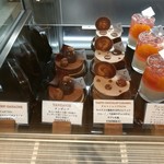 ショコラトリー・パティスリー ソリリテ - 夏でもちゃんと濃厚なチョコ系ガトーが揃うショーケース（その2）