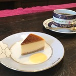 珈琲 花 - コーヒーのお供に小さなチーズケーキをどうぞ。