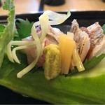 菊乃井 - 向付:明石鯛 太刀魚焼霜 黄ニラ添え