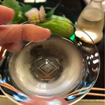 菊乃井 - 菊乃井の紋が浮き上がるお猪口