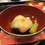 菊乃井 - 蓋物:豚角煮 じゃが芋あん 青ずいき 辛子