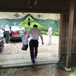 菊乃井 - タクシーが待ってくれています。凹メンさんの背中…
      