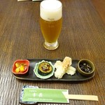 「そば前・ほろ酔いセット」の生ビールと肴4種盛合せ