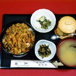 割烹　花田 - かき揚丼　￥９５０　　当店の人気メニューです。