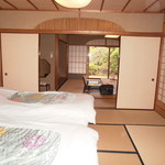 三養荘 - ベッドのある和室