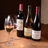 レストラン＆バー　ヴァロリス - ドリンク写真:ワイン好きのシェフがセレクトした美味しくて値ごろなワインを揃えています。2,500円（税抜）～。