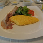 オムレツと味噌漬けベーコン